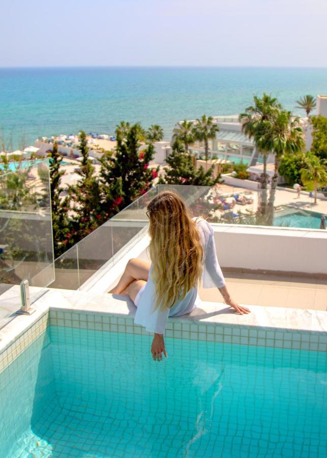 Royal Azur Thalassa Hammamet Exterior foto A woman at a pool
