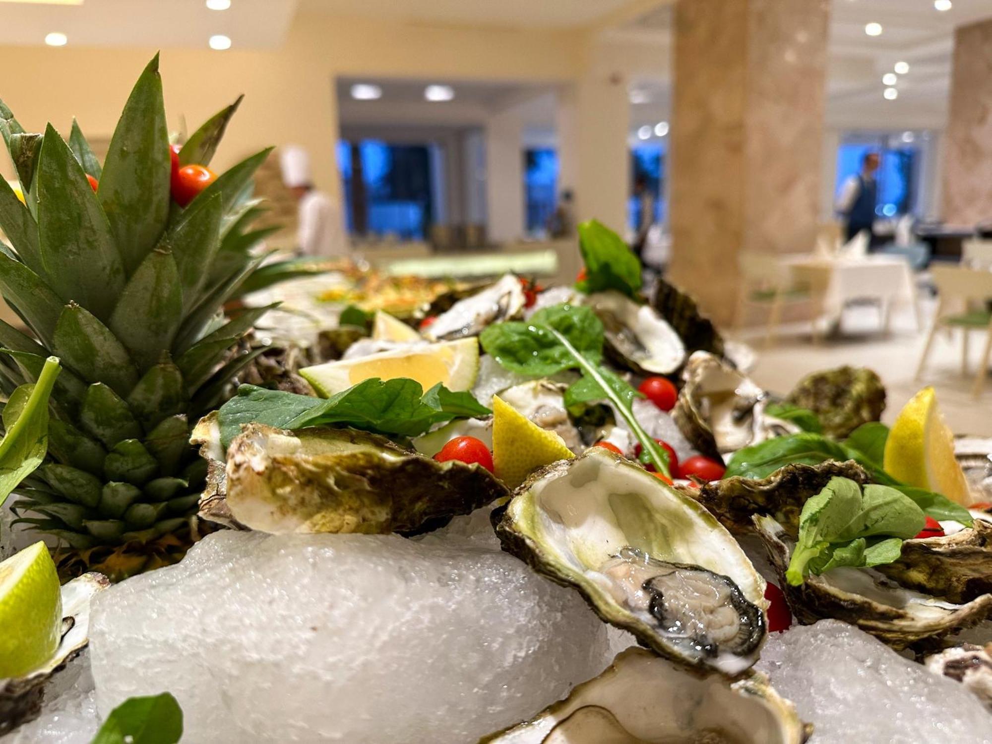 Royal Azur Thalassa Hammamet Exterior foto Oysters on ice